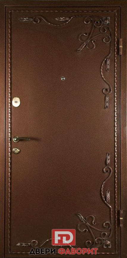 металлическая дверь в коттедж с коричневым цинкогрунтом и коваными элементами