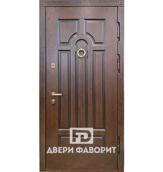 дверь с декоративной стучалкой для улицы с терморазрывом