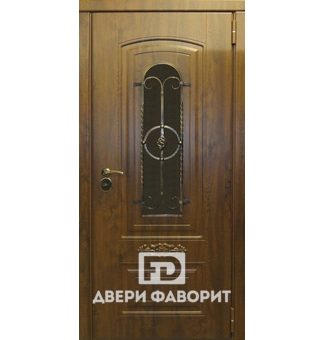 стальная уличная дверь с терморазрывом, оборудована стеклянной вставкой с ковкой