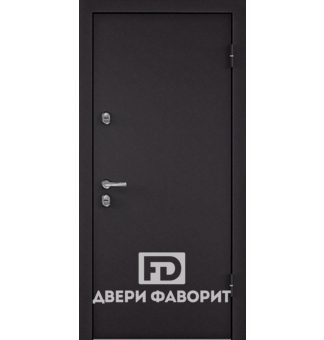 дверь уличная без глазка отделана черным цинкогрунтом