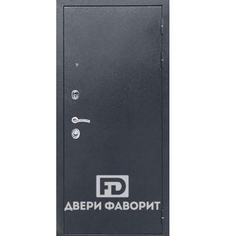 дверь уличная металлическая с тремя петлями отделана цинкогрунтом
